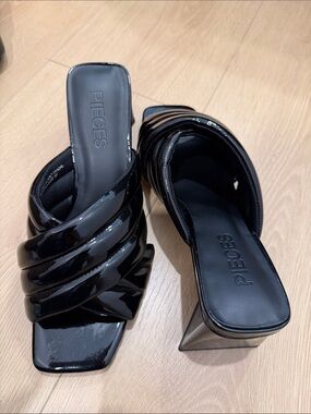 ✨Host pick✨Sleek Black Mules with Glossy Finishs Size 37